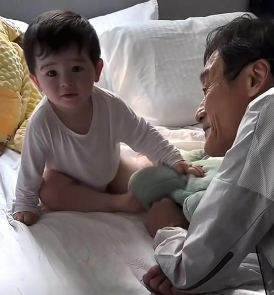 4月20日，梁家辉的女儿晒出了梁家辉在家逗弄外孙的视频，视频里梁家辉趴在外孙的床