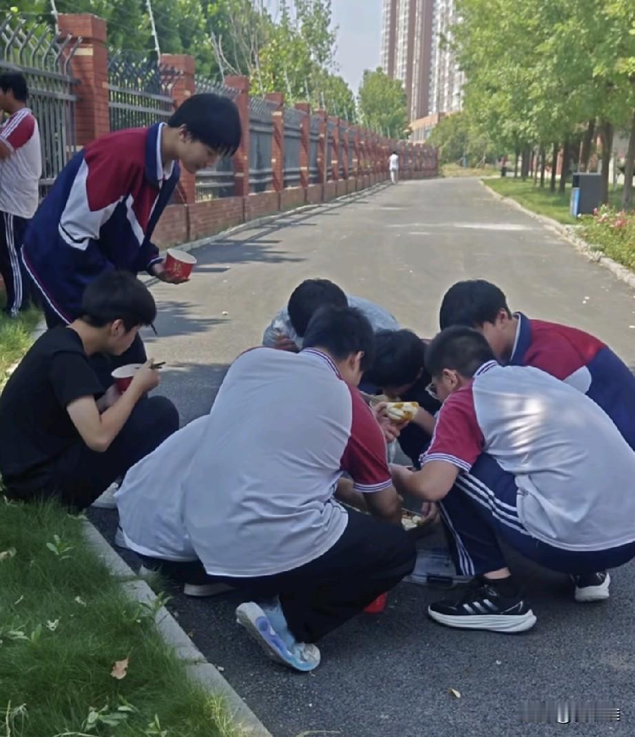 “暖胃又暖心！”江苏宿迁，女子为住校儿子送饭，每个星期3次，后来引来儿子室友前来