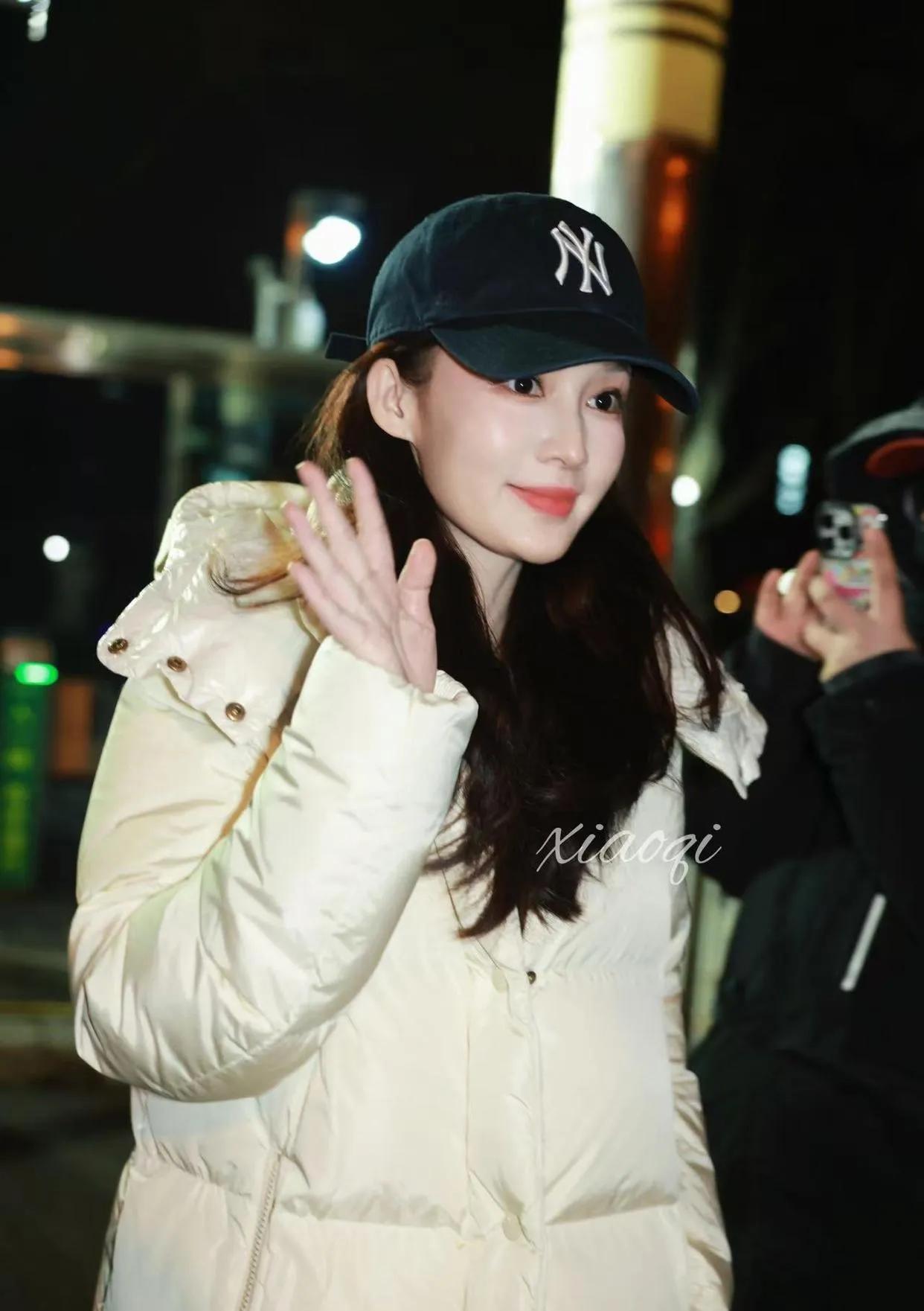 李沁这波冬日私服，把“保暖减龄感”焊在了身上！✨
米白色长款羽绒服自带温柔滤镜，