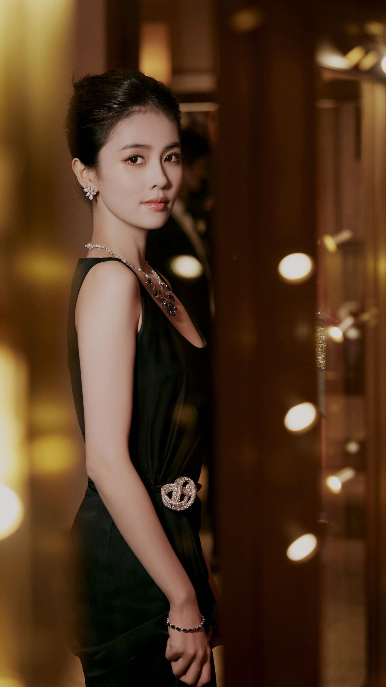 白鹿手机壁纸，黑色礼服裙，曼妙优雅