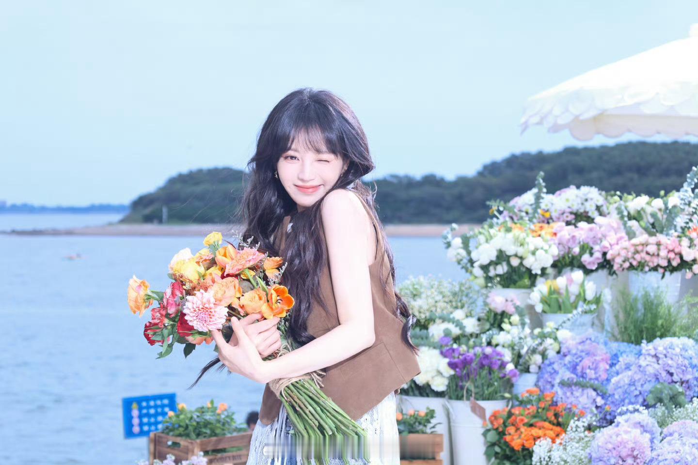 田曦薇卷发捧花照田曦薇卷发捧花ccd 这个薇薇都美成啥了 