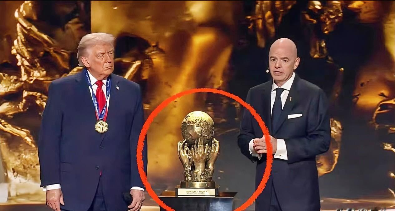 看他笑嘻嘻地站在台上。
有人鼓掌。
也有人当场嘘。
国际足联给了个“通过足球促进