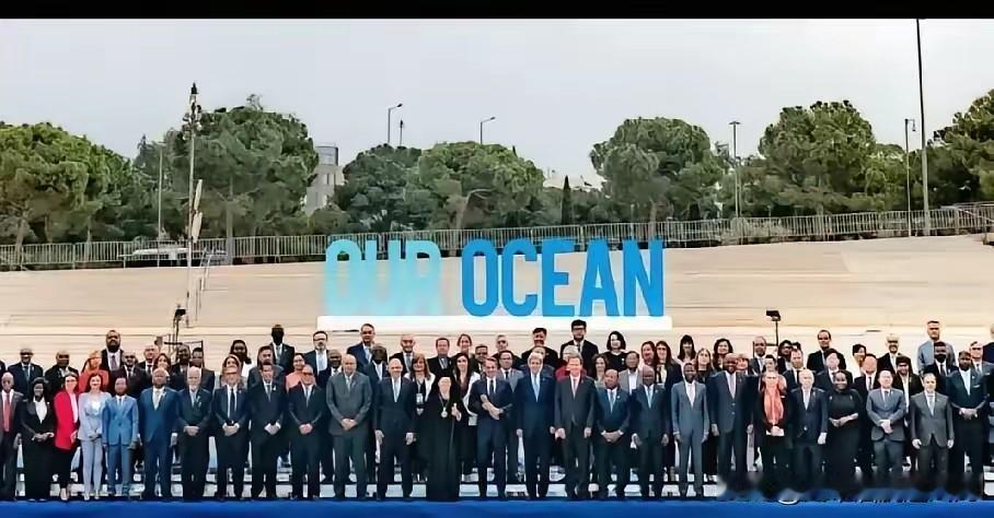 这两天南边接连上演两出自欺欺人的外交闹剧，一出比一出离谱。
台当局管碧玲带着八个