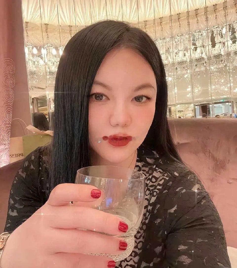 李湘居然把她手掌纹路打码了！果然有钱人在意的东西有好多。
 
现在的有钱人，防窥