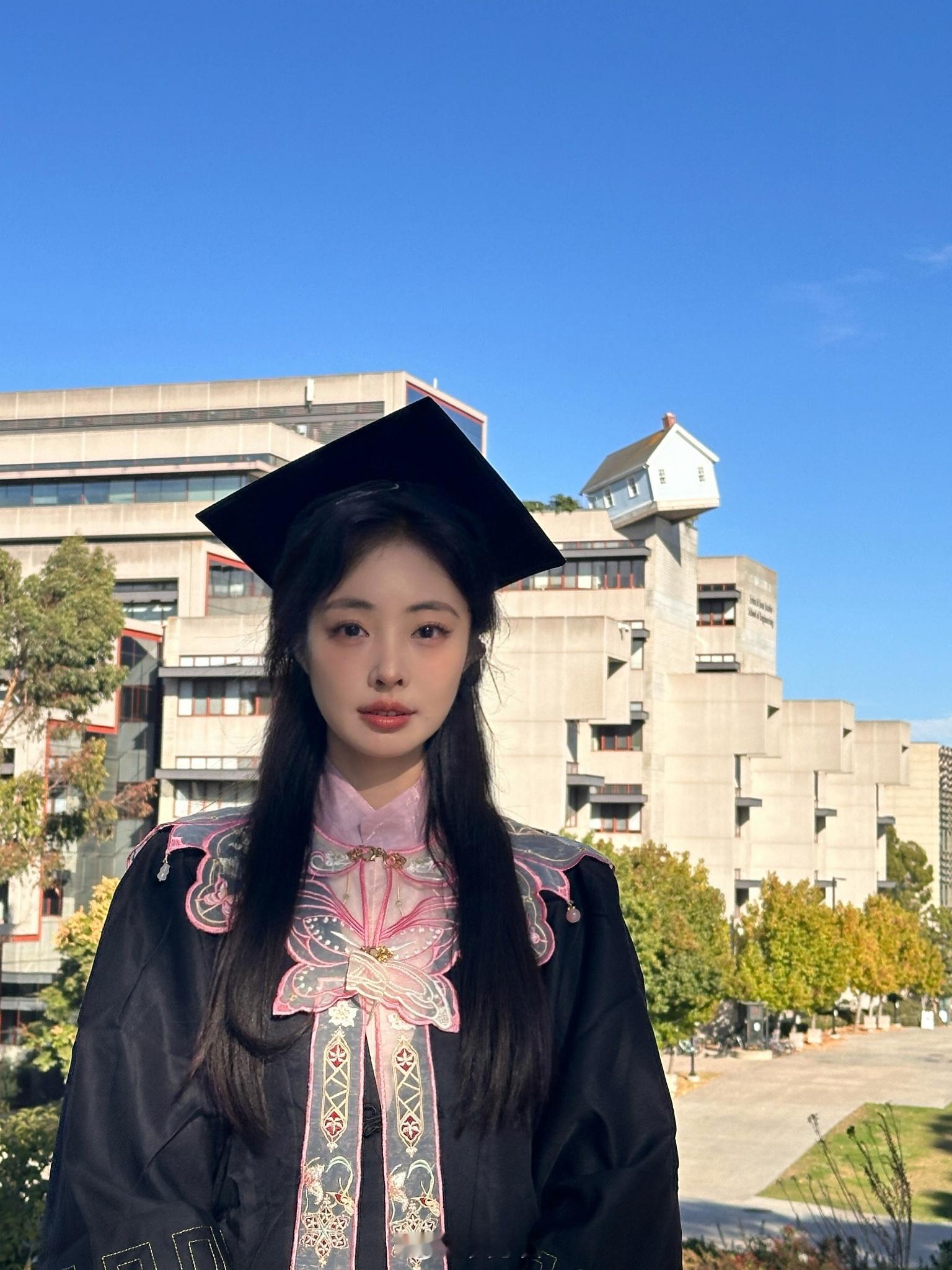 想了几年的事情终于实现！！🎓补上没有拍到新中式毕业照的遗憾 五年前是和家人一起