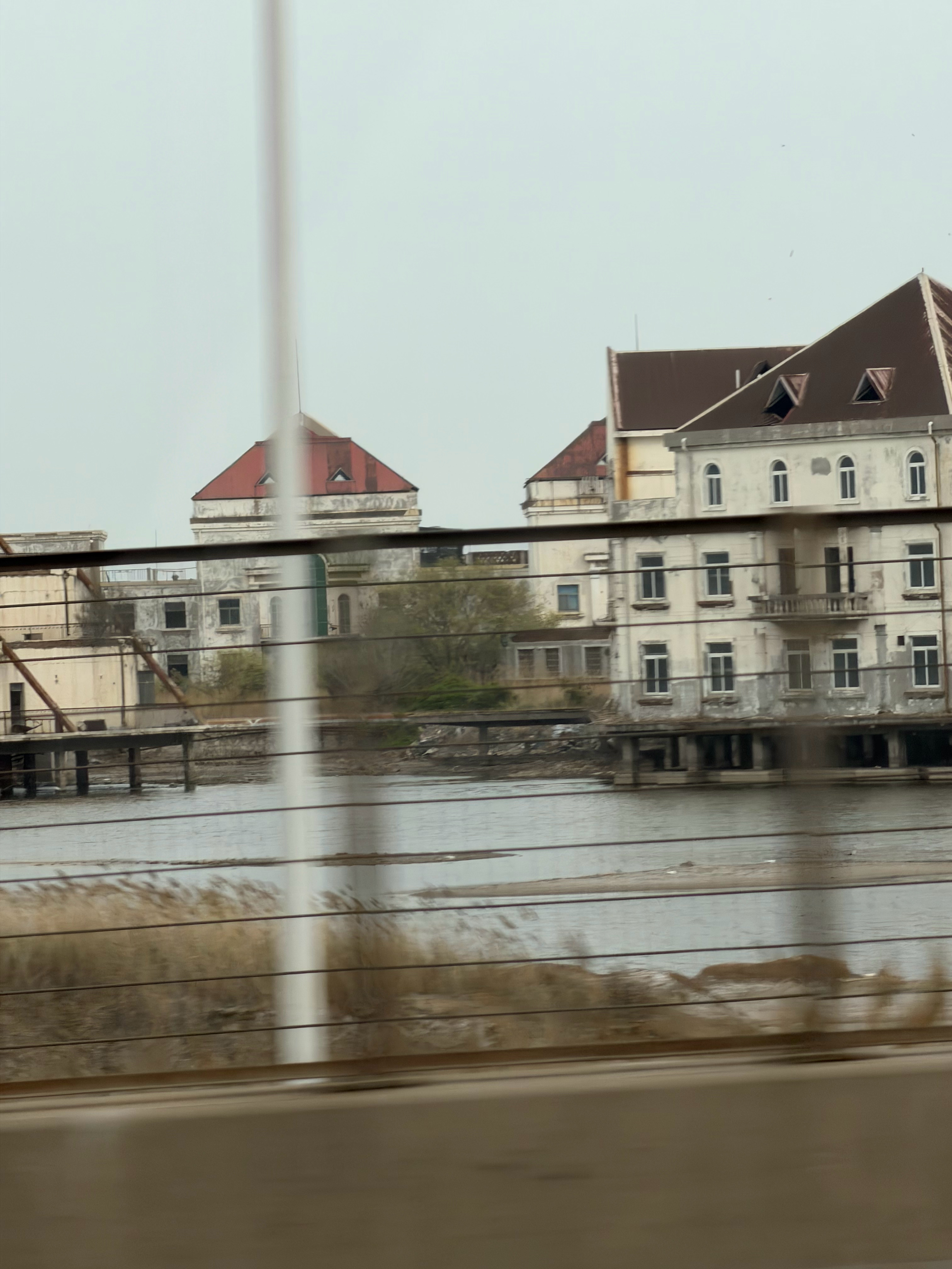 之前走高速，老能遇到这么一个类似于海边别墅的一个建筑群，挺漂亮的，但是废弃了。后