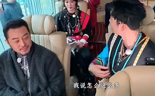 李晨吐槽脖子上挂的物件足足有五斤重，结果被白鹿一句话当场怼住，现场画面瞬间充满趣