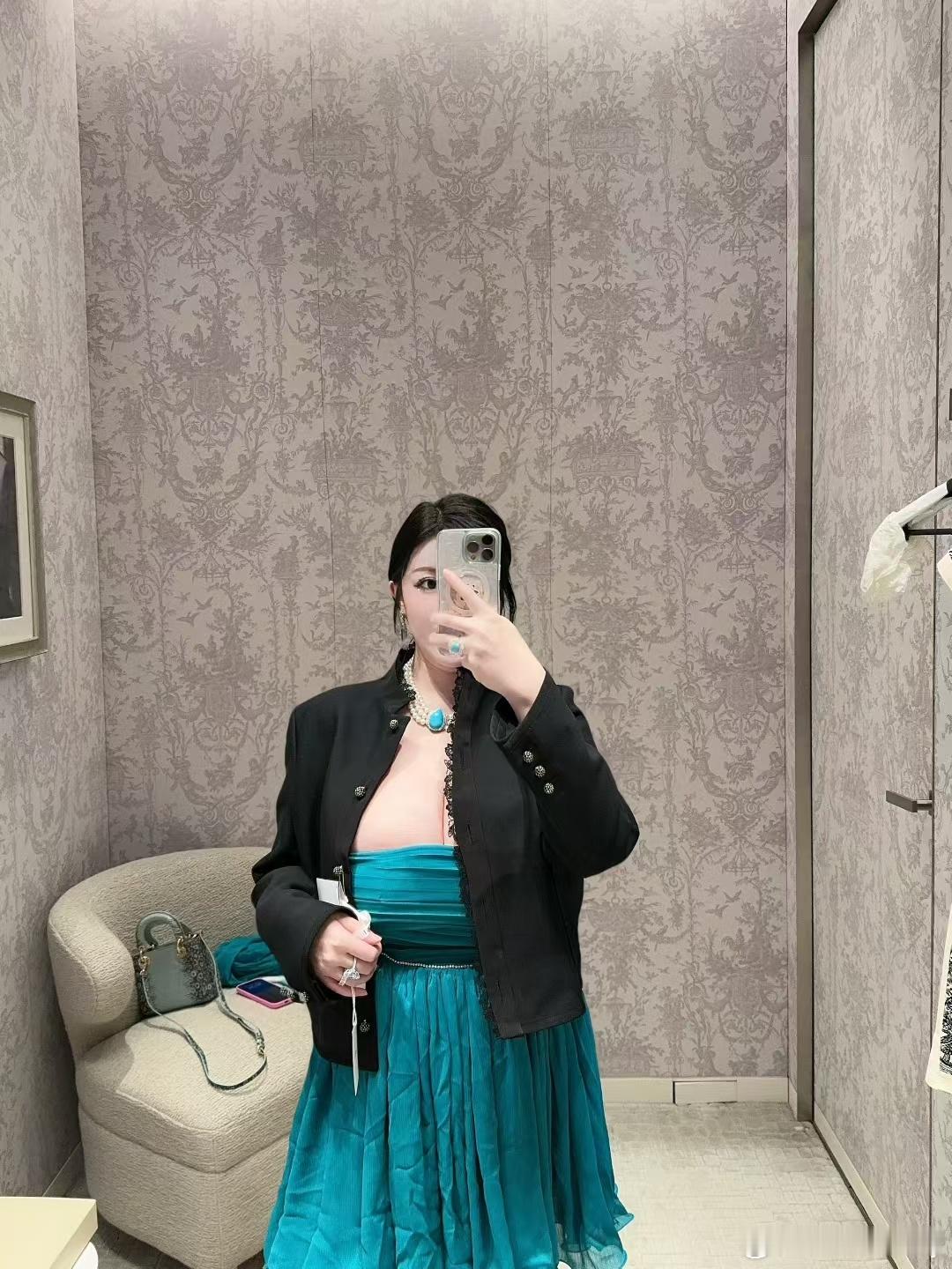 穿搭[超话]   认认真真 过好每一天🙂           颜值街拍写真  