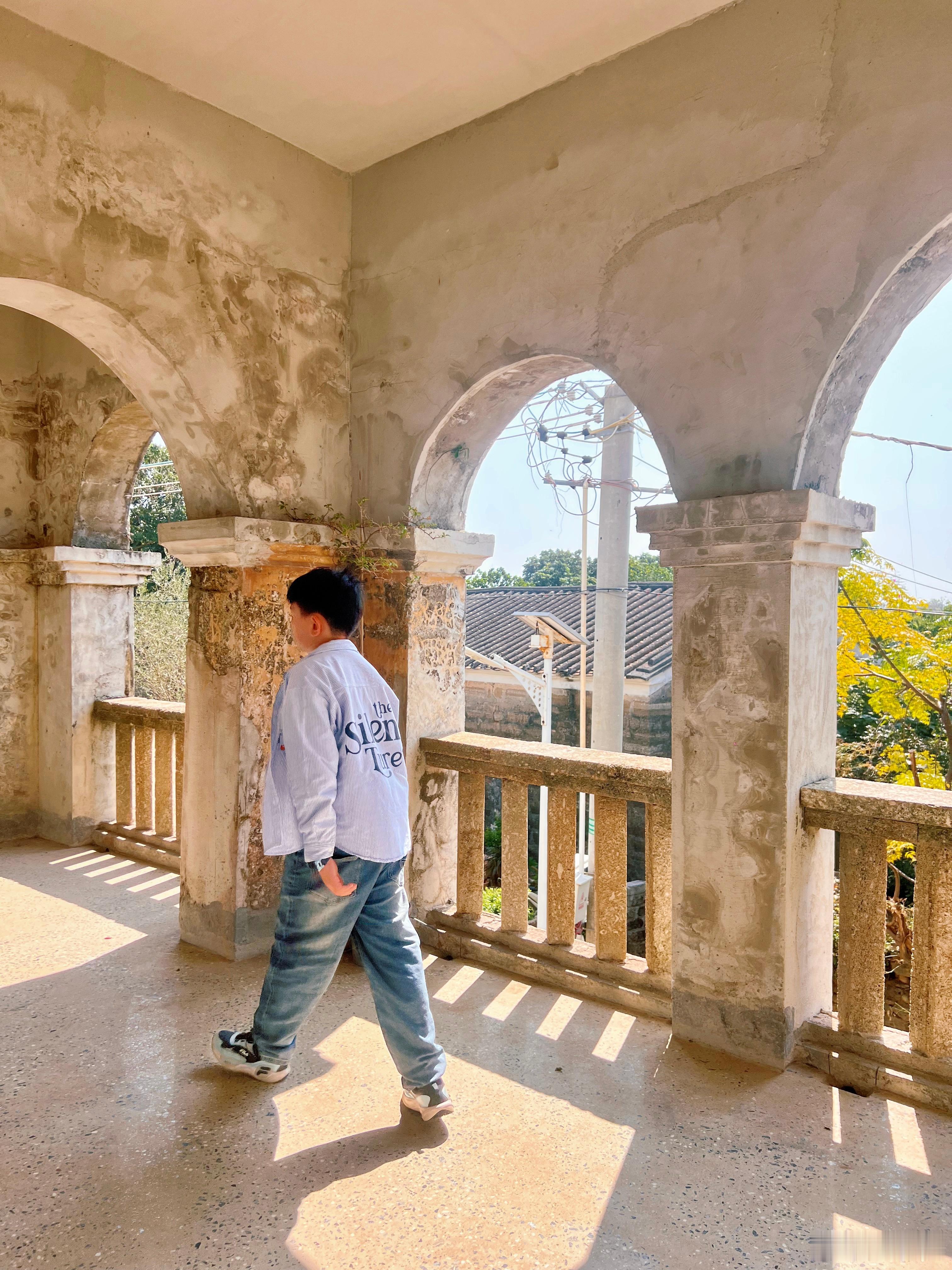 今天来了百龄楼，喝了牛棚咖啡吃了柴窑面包，整个下午就想猫在这里，拍了很多室内的视