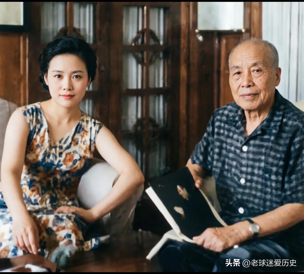 这帧居家留影，定格了李宗仁与郭德洁相伴相守的温情时刻。二人年龄相差十五岁，却在相
