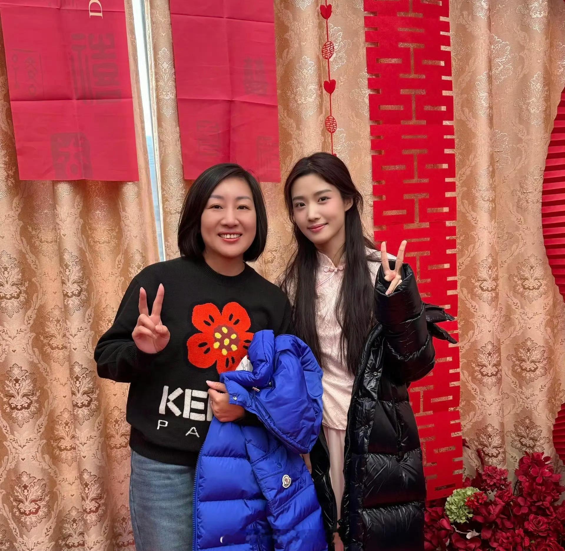 卢昱晓给朋友当伴娘女孩子之间的友谊真的很美好啊 