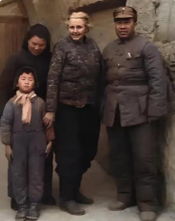 那时，在延安，美国著名记者安娜路易斯•斯特朗高兴地带着毛主席的小女儿李讷，亲切拜