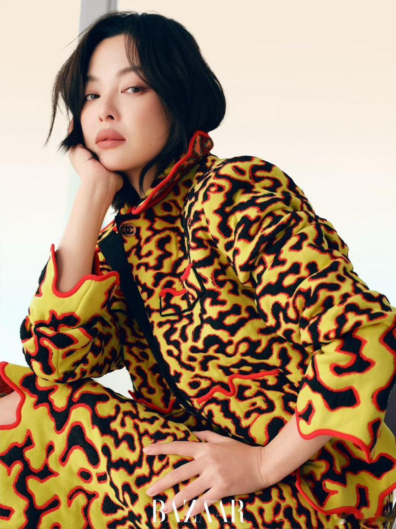 辛芷蕾穿去年一眼相中的衣服拍封面 辛芷蕾这身套装，去年在纽约秀场就看中了，现在穿