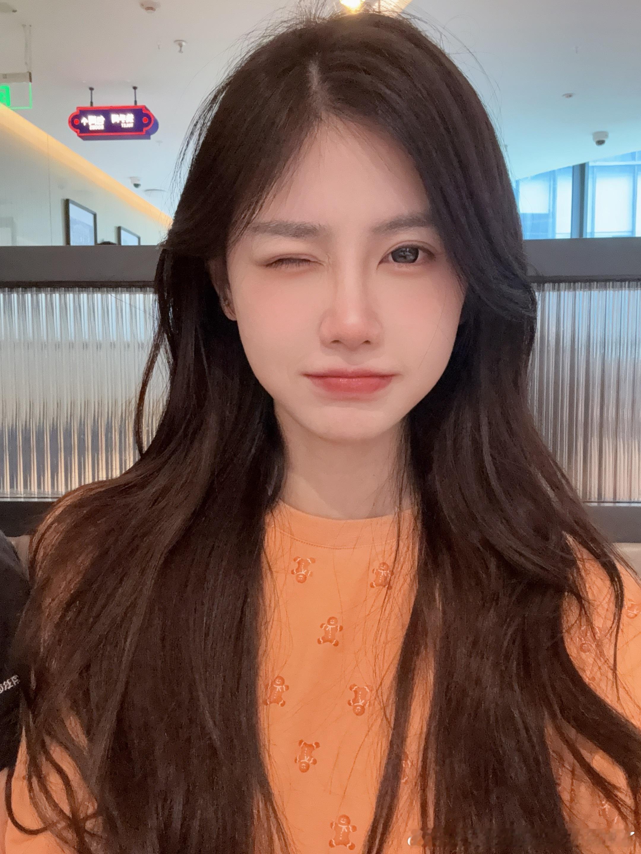 今天中午穿姜饼人出门去旁边商场吃饭 巨巨巨舒服 就是有点像睡衣 ​​​
