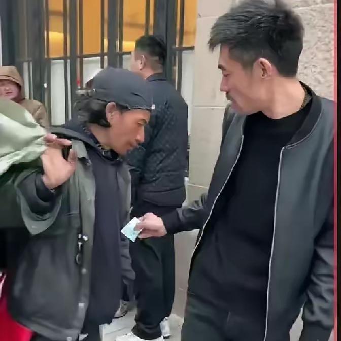 阿四在上海和平饭店门口掏出五十块递给一位大叔，大叔摆手没接，转身走了。
​全程被