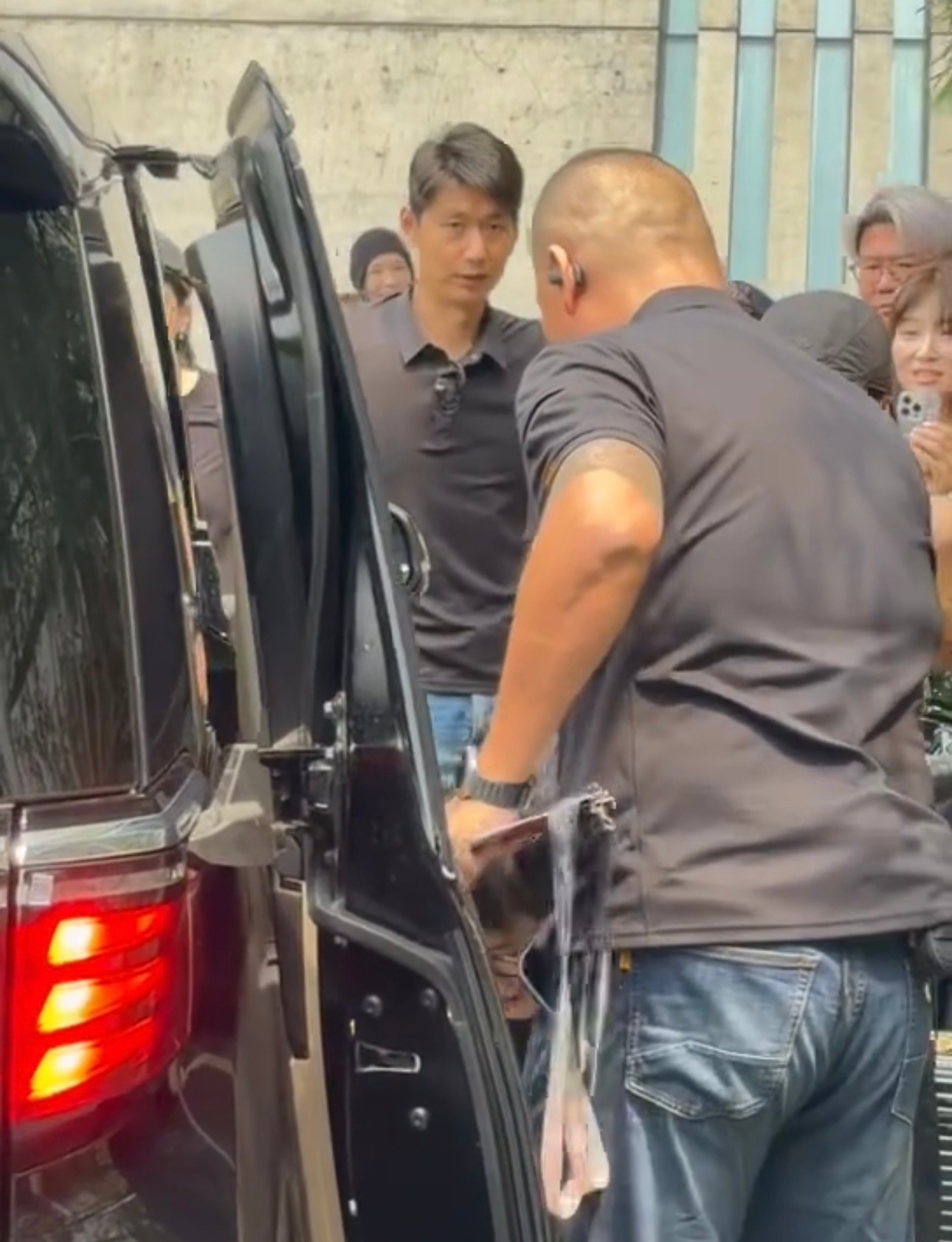 林俊杰出发蔡依林演唱会看到了秀雯姐，peter，阿龙老师还有bana 小姐姐，来