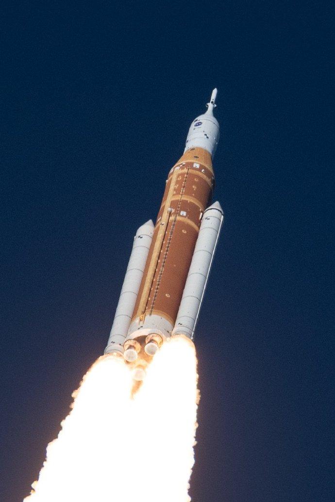 原来帝国的衰落真是从厕所开始的！
 
当地时间4月1日，美国宇航局高调发射了阿尔