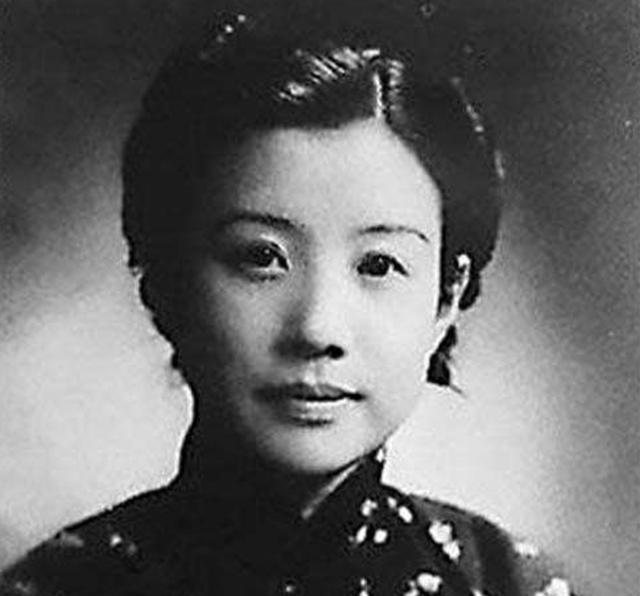 有一次，黄金荣和杜月笙去应酬，醉醺醺地跑去城隍庙算命，算命先生指着杜月笙说：“这