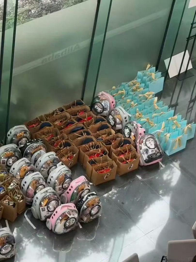 杨洋剧宣送黄金 南侠展昭侠气外露，杨洋剧宣送黄金尽显大气！伴手礼质感拉满，寓意吉