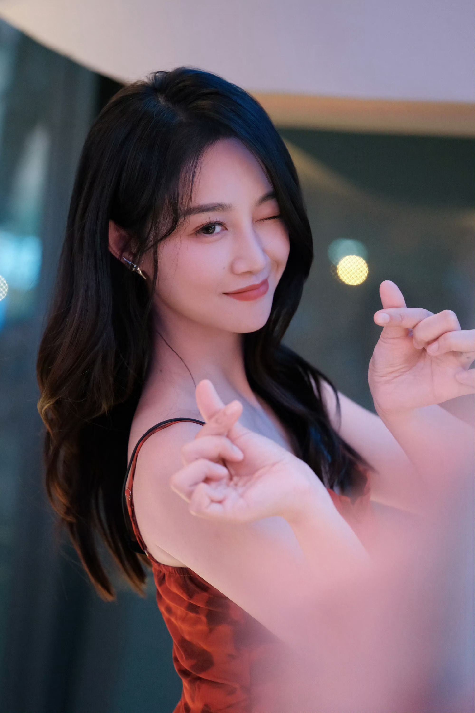 蓝盈莹被很多很多爱包围 蓝盈莹生日发文：被很多很多爱包围！一身本命红露脐装搭配休