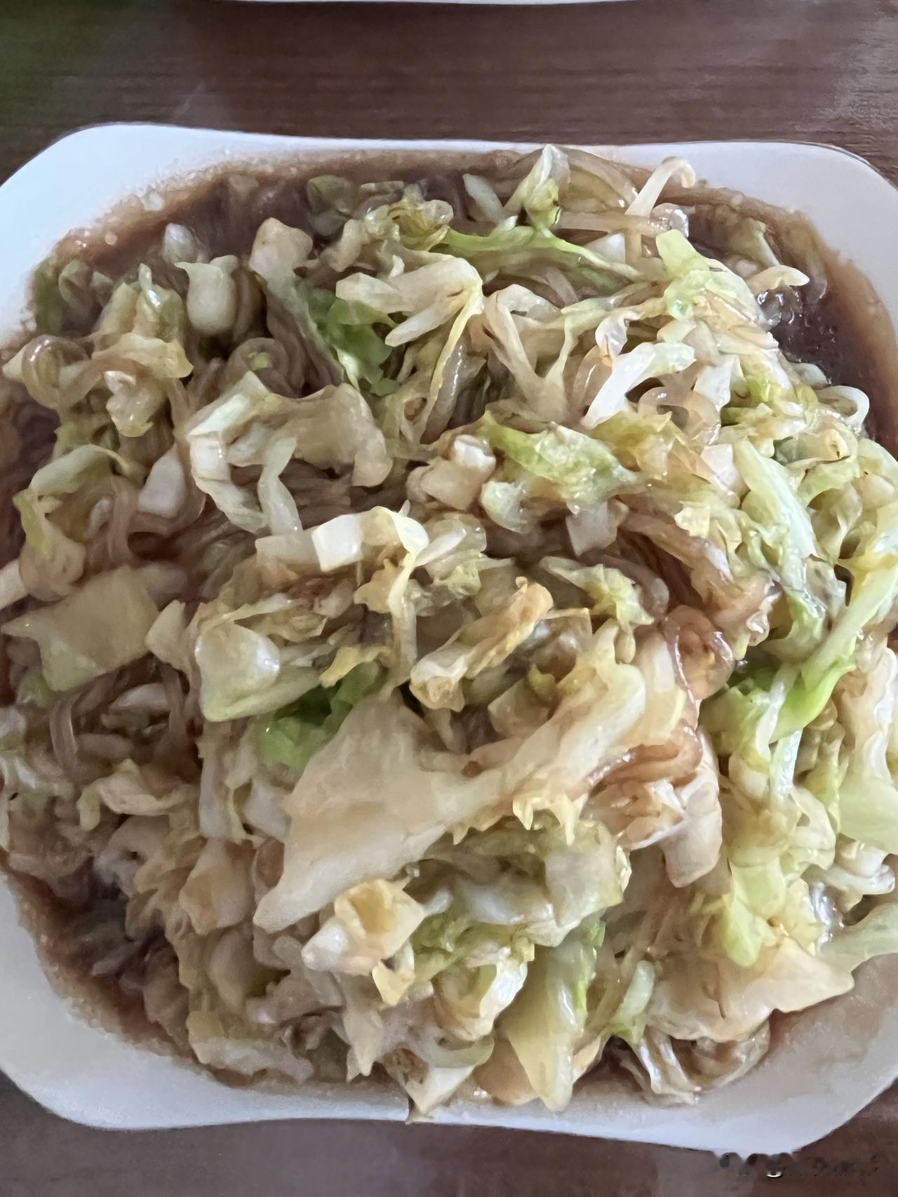 好友们晚上好！秋安吉祥，晚餐愉快！今天的晚餐：
圆白菜炒粉条
酱梅花骨
杂粮饭