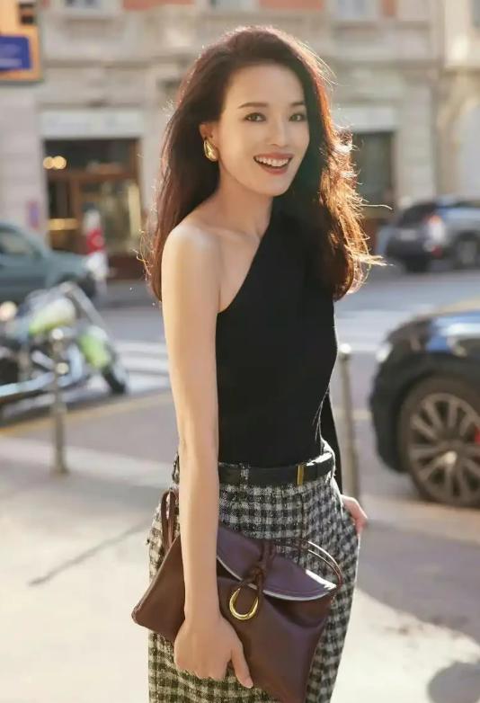 49岁的舒淇只要不塌房
她拍不拍戏已经无所谓了，
因为她最大的优势不是有钱，也不