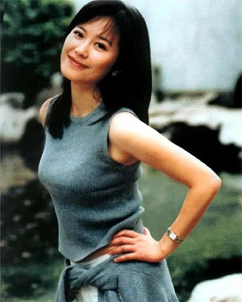 一天，俞飞鸿被母亲押着去相亲，她刚坐下男的就问：“你能做出四菜一汤吗？”俞飞鸿摇