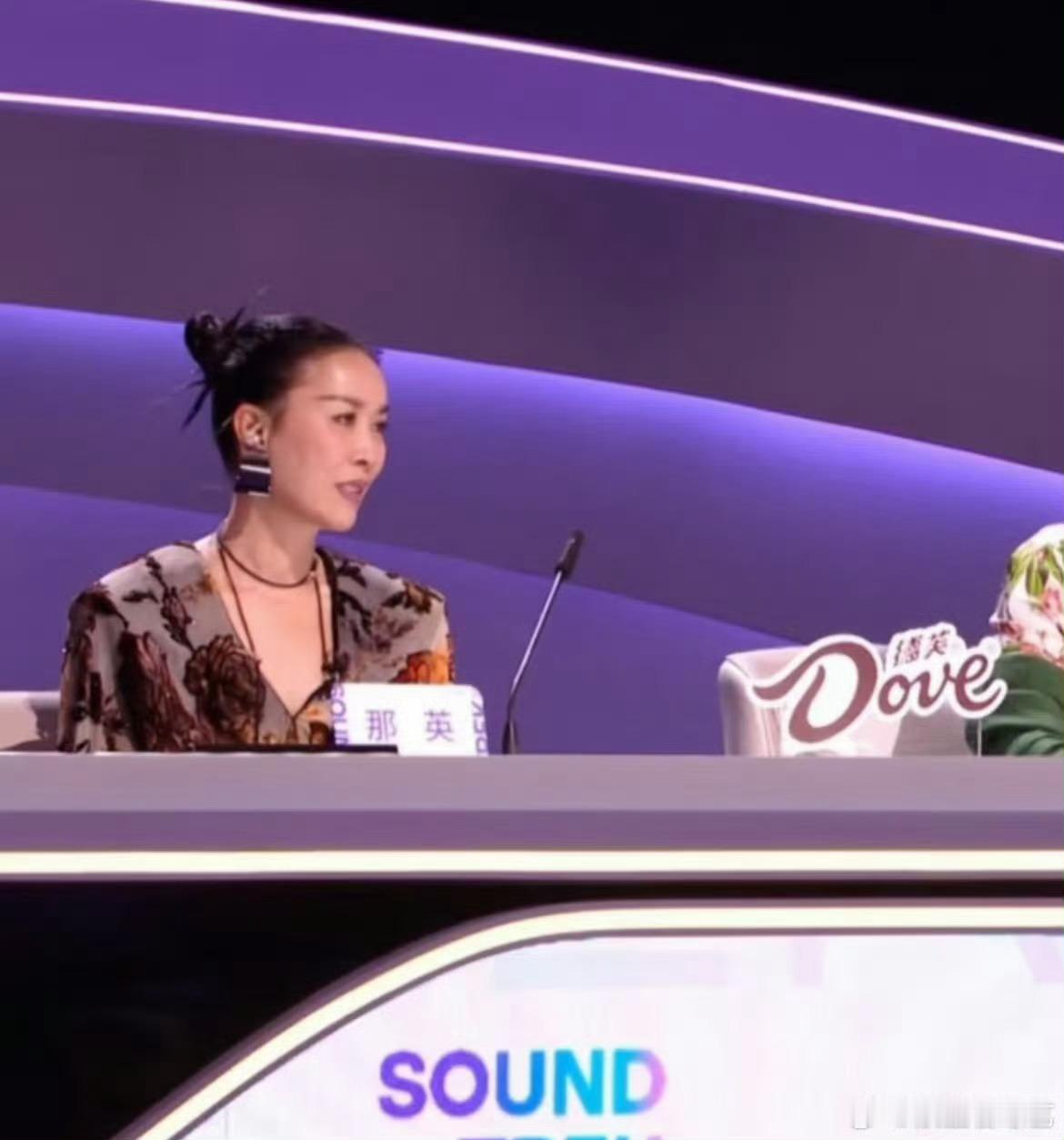 好家伙这回那英真的是距离魔丸只差一个红色背景！哈哈哈哈哈太贴了英砸！