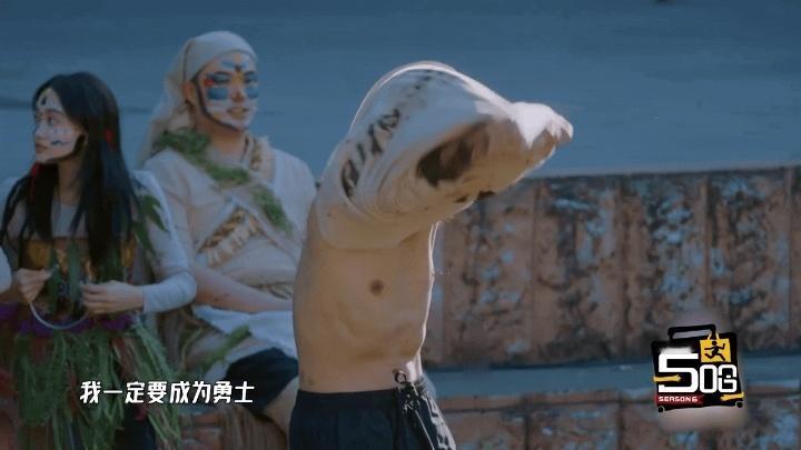 邓超有腹肌了陈赫怎么办哈哈哈哈哈 超哥瘦回男大还有腹肌，这自律我服了。但最惨的还