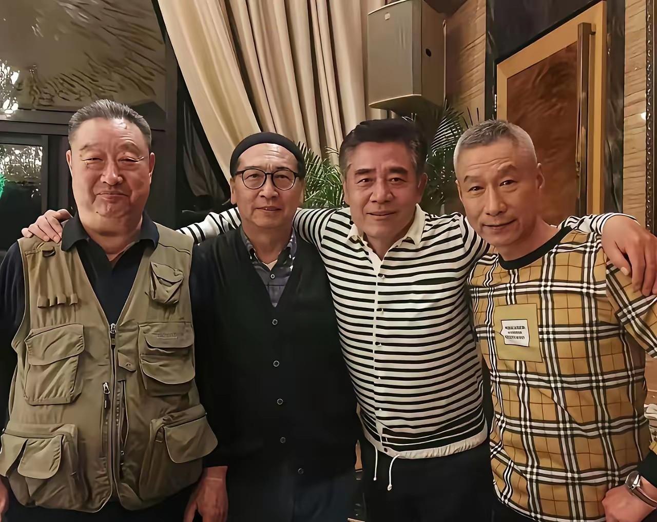 大宅门里的四位主要演员。左边是刘佩琦，陈宝国，毕彦君，左边的那位成熟稳重，显得富