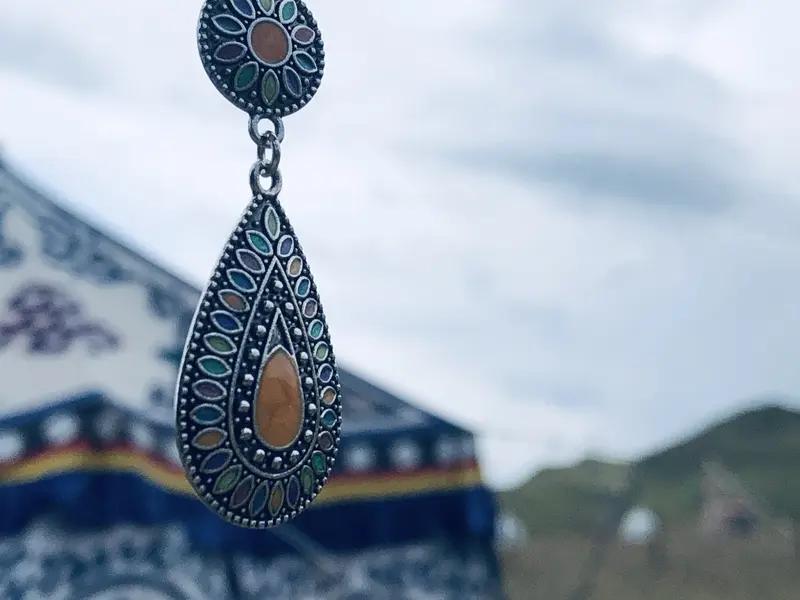 “碧宇银河迷万古，哈达金珠颂千年”，这两句对仗工整，意境深远。碧宇银河，那浩瀚宇