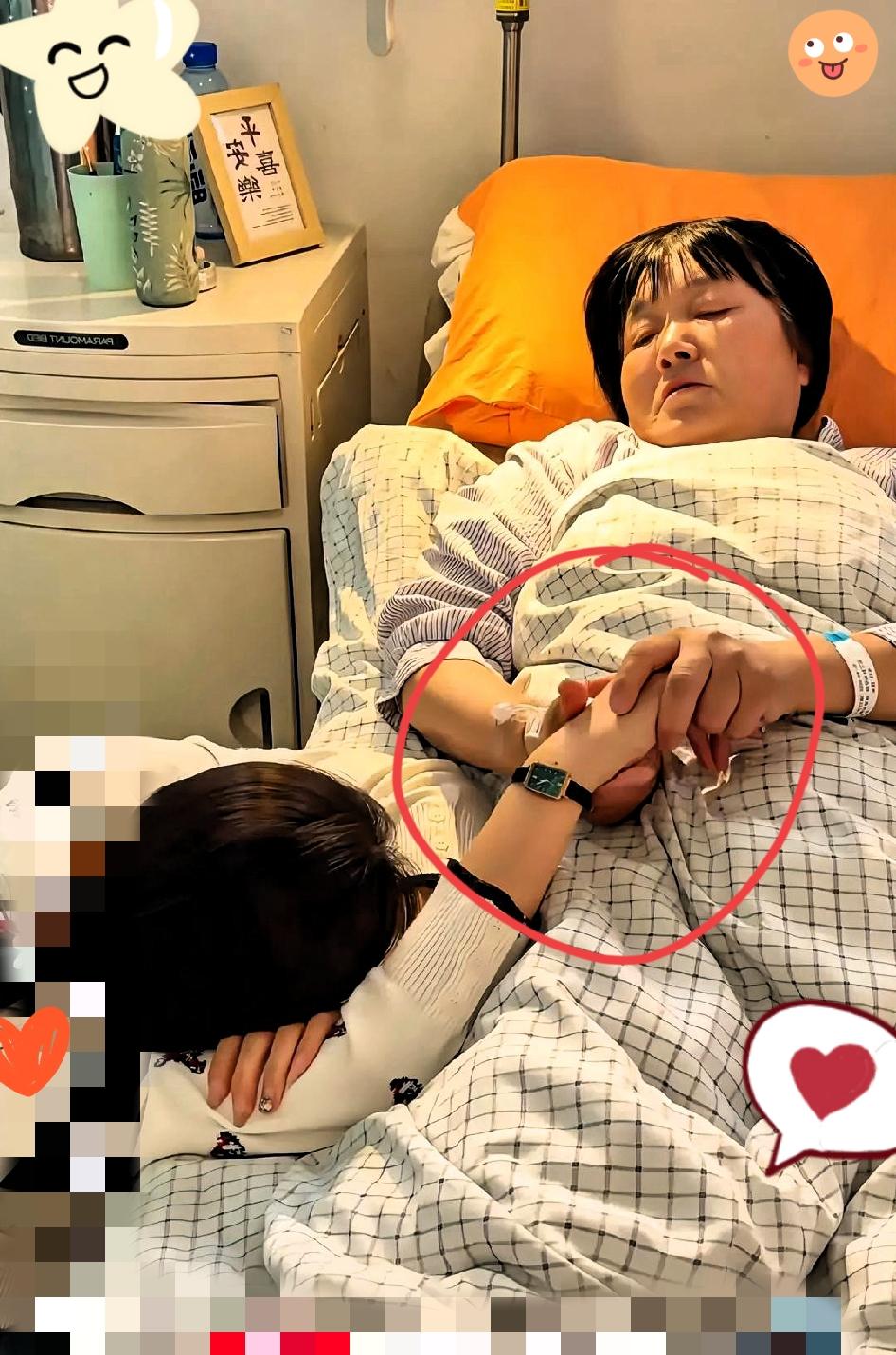 老人重病住院，
独生女儿请假陪了七天七夜，
累到凌晨蜷缩在床边就睡着了。

监控