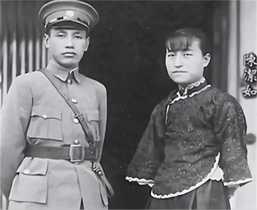 1927年，为了迎娶宋美龄，蒋介石告知第三任妻子陈洁如说：“我需要和宋美龄结婚，