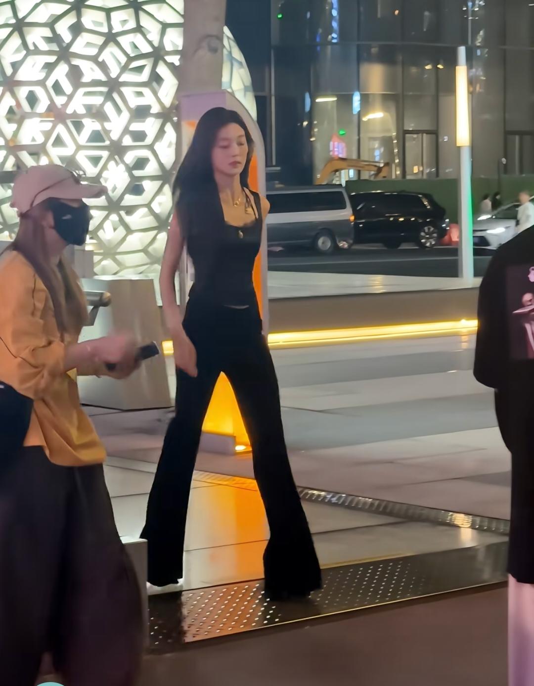 身高170气场两米！
我感觉她是新生代演员里面最有潜质的一个，感觉她比关晓彤上镜