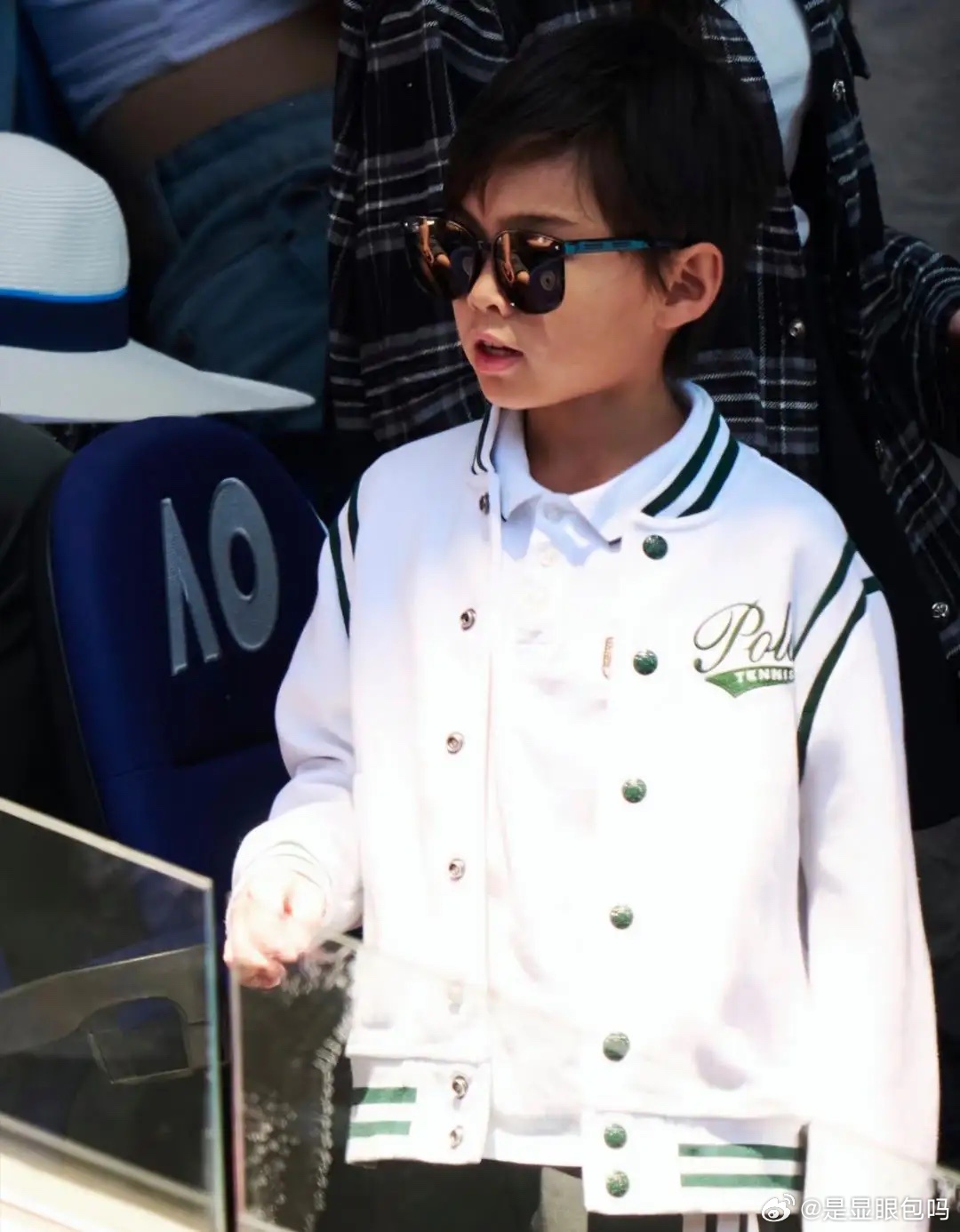 周杰伦昆凌看网球赛：儿子罗密欧高清正面照曝光，父子俩好相似！ 