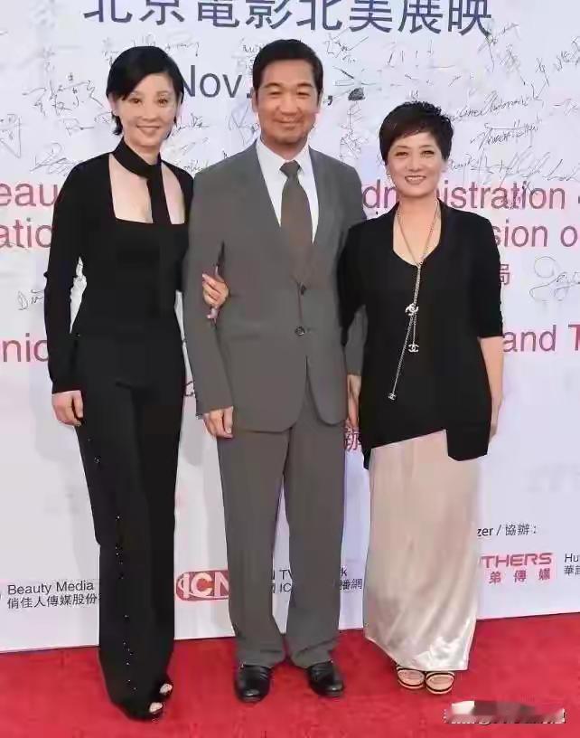 张国立
邓婕
徐帆
2022年
合影