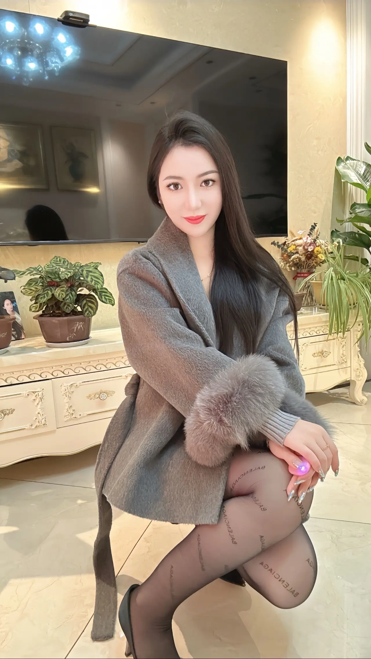 樱花树下站谁都美，我的爱给谁都热烈，不是你好，是我好。