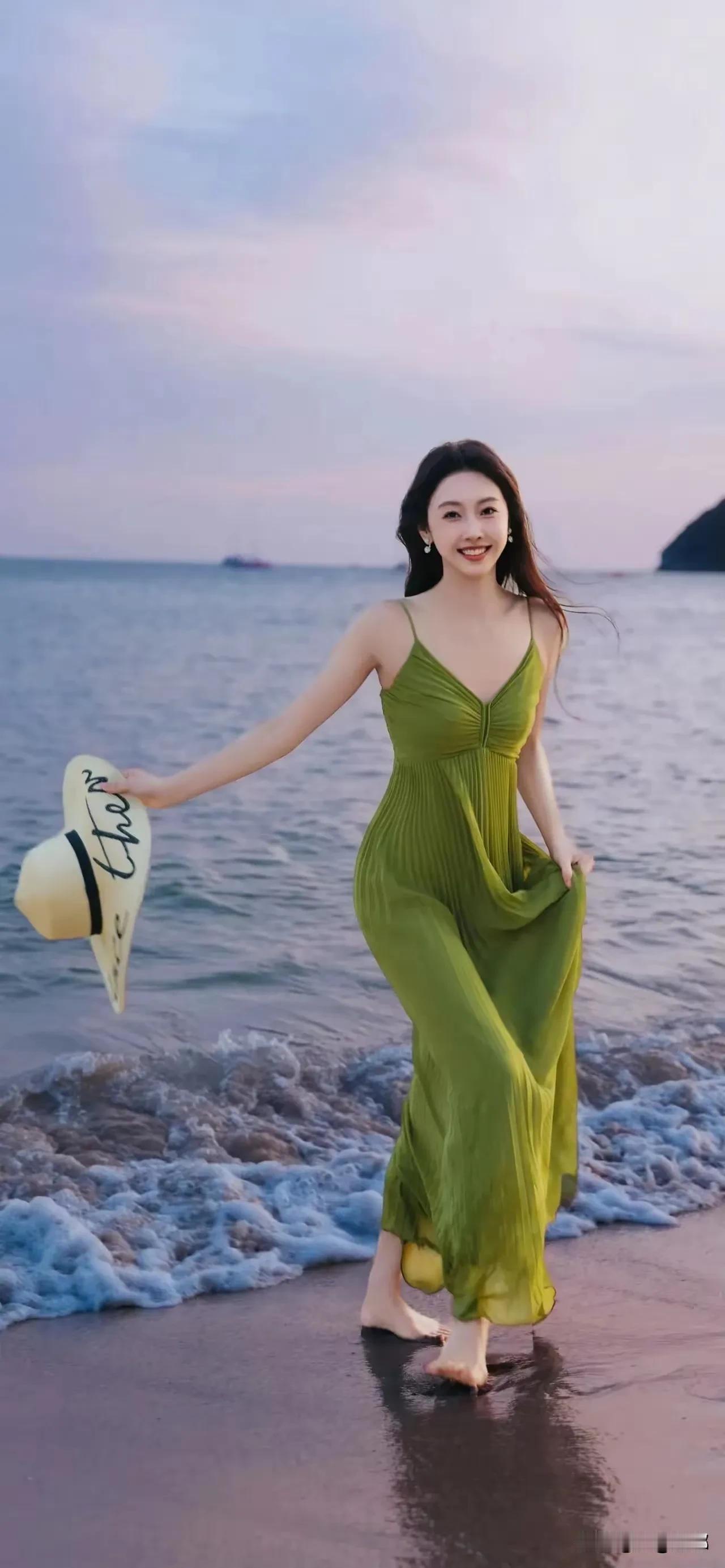 宣璐海边写真，绿色长裙尽显婀娜身材。让人流连忘返海边度假红裙 女星宣璐 宣璐 宣
