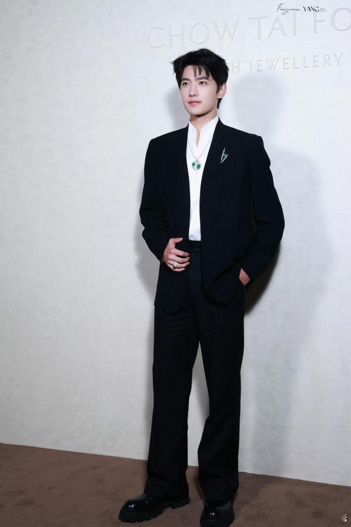 杨洋顶光镜头、杨洋把出发图拍成了杂志图围观下啦，杨洋顶光镜头，可以有啊，杨洋把出