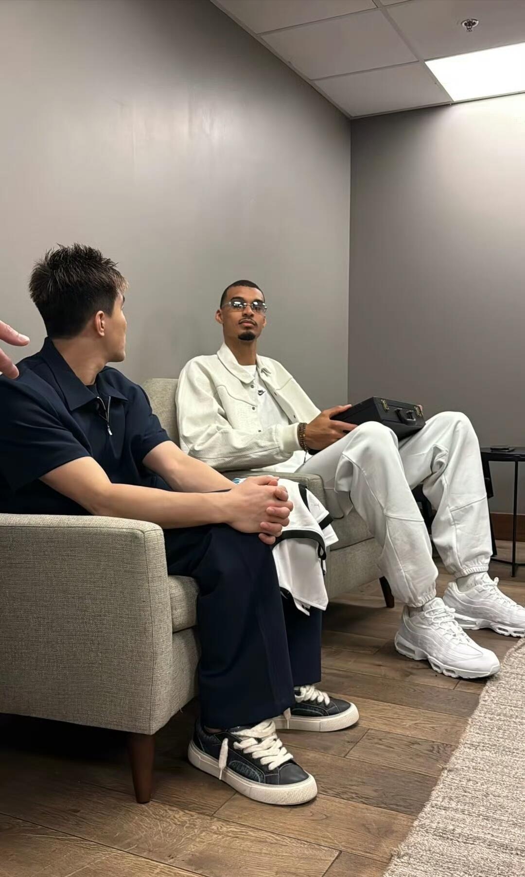 郭艾伦去美国参加NBA全明星的活动，他和文班亚马互动了，文班亚马送给郭艾伦签名球