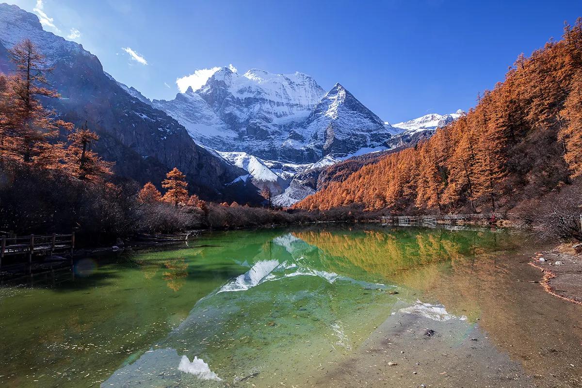 秋日的稻城亚丁已经封神！这是我11月5日拍到的情景，蓝天、雪山、彩林、碧水……呈
