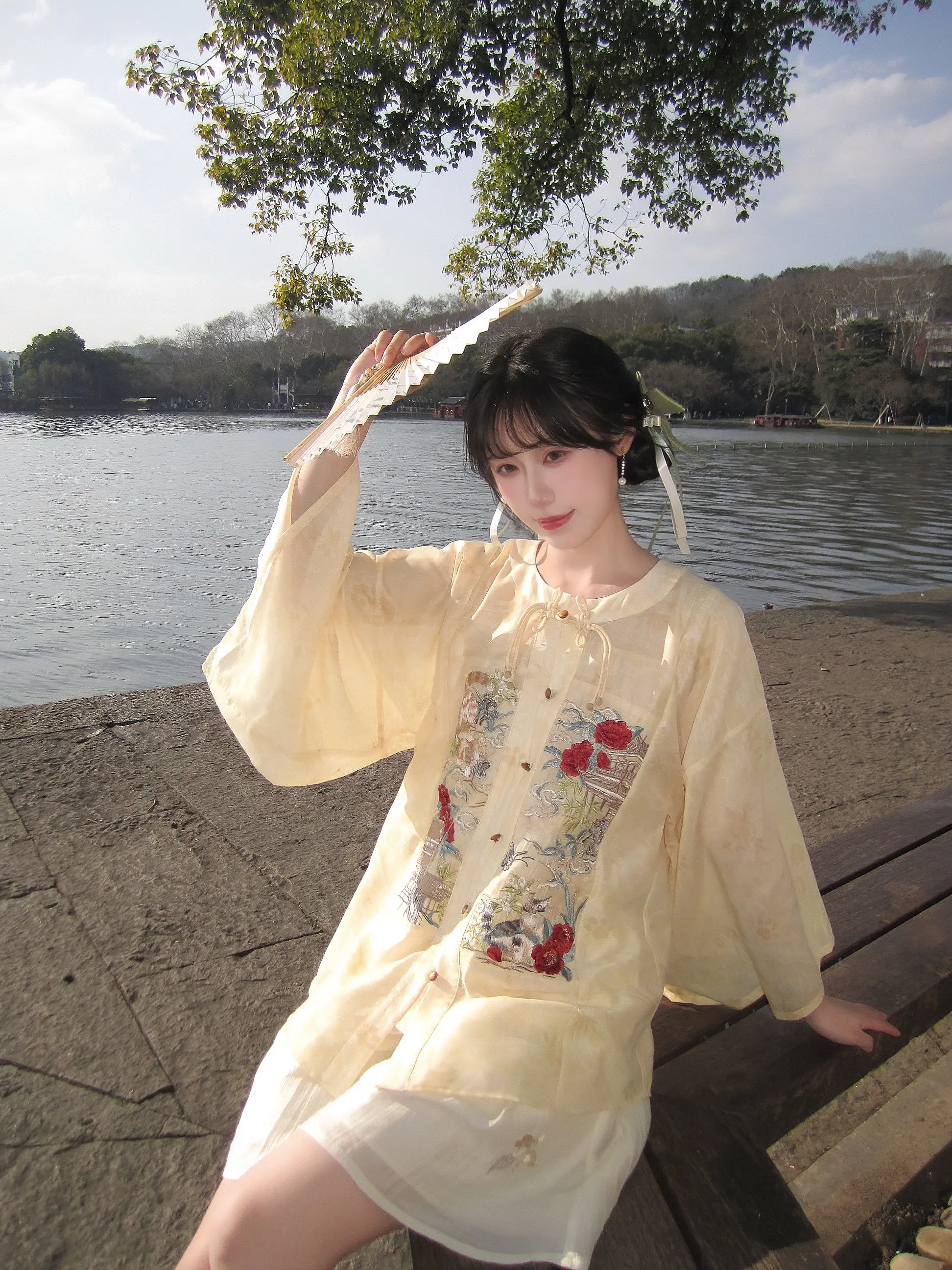 你问西湖水。