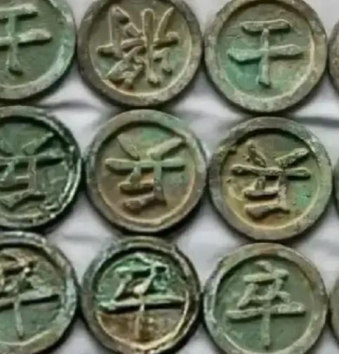 “给我三亿，我就上交！”一个农民在自己的宅基地里，挖出一副象棋，一共有32枚棋子