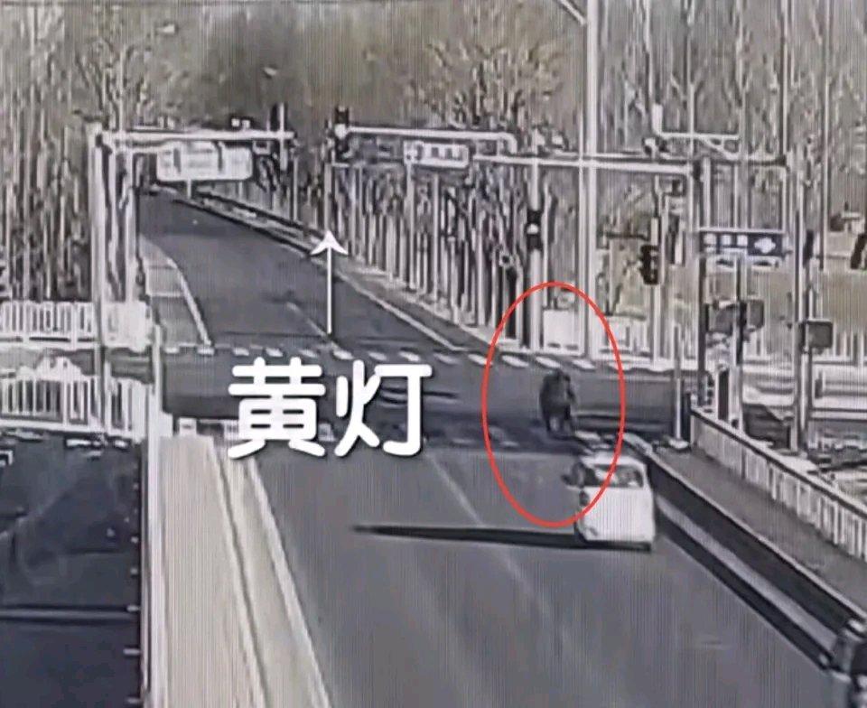 北京街头这起汽车与电动自行车猛烈相撞的事故太让人揪心了。双方都称是“绿灯”，这情