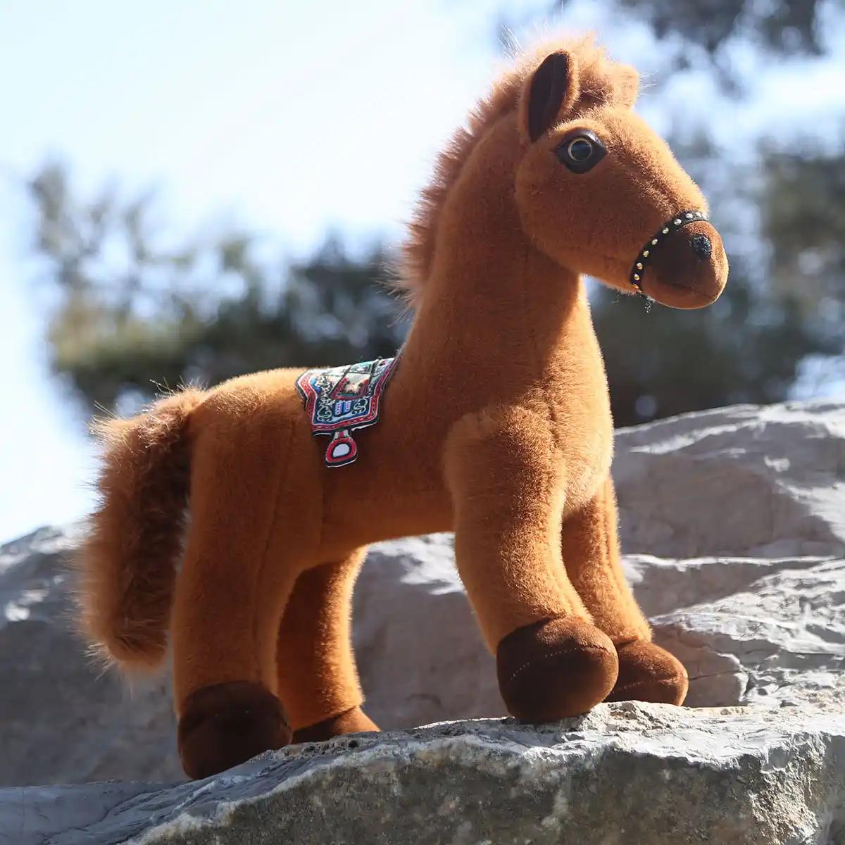 近日，一款名为“哭哭马”的玩偶意外走红网络，引发了许多网友的关注和喜爱。这款玩偶