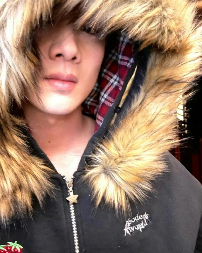 白敬亭ins更新潮男造型很有个性风格百变 