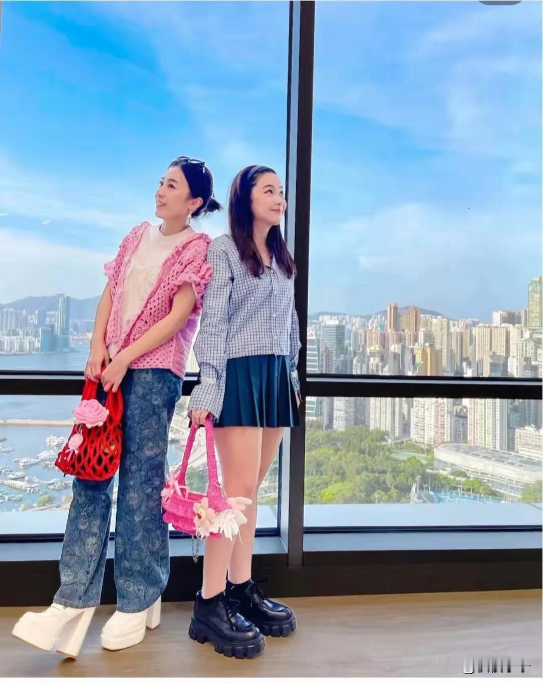 香港女首富甘比，成为了刘銮雄的正牌妻子以后，拥有了无数的爱马仕包包，和花不完的钱