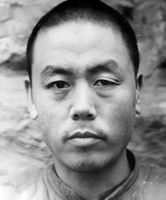 1955年，农民杨大发在家和妻子大吵一架，争执到激烈处，妻子突然红着眼嘶吼：“你