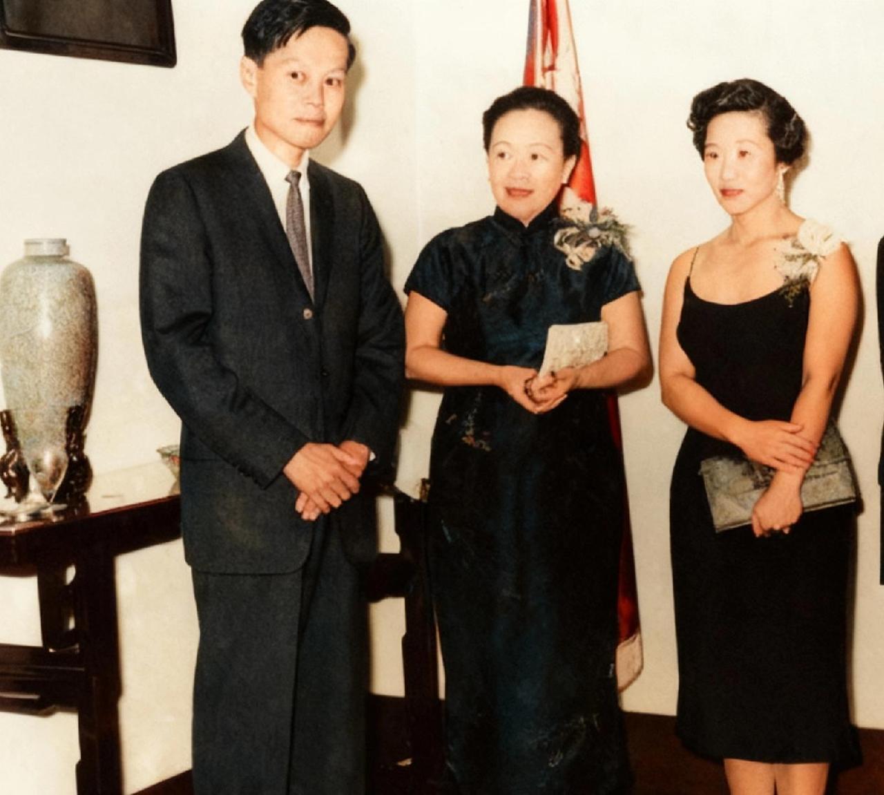1958年，杨振宁和夫人杜致礼参加活动，一张罕见的合影，照片中的杨先生西装革履，
