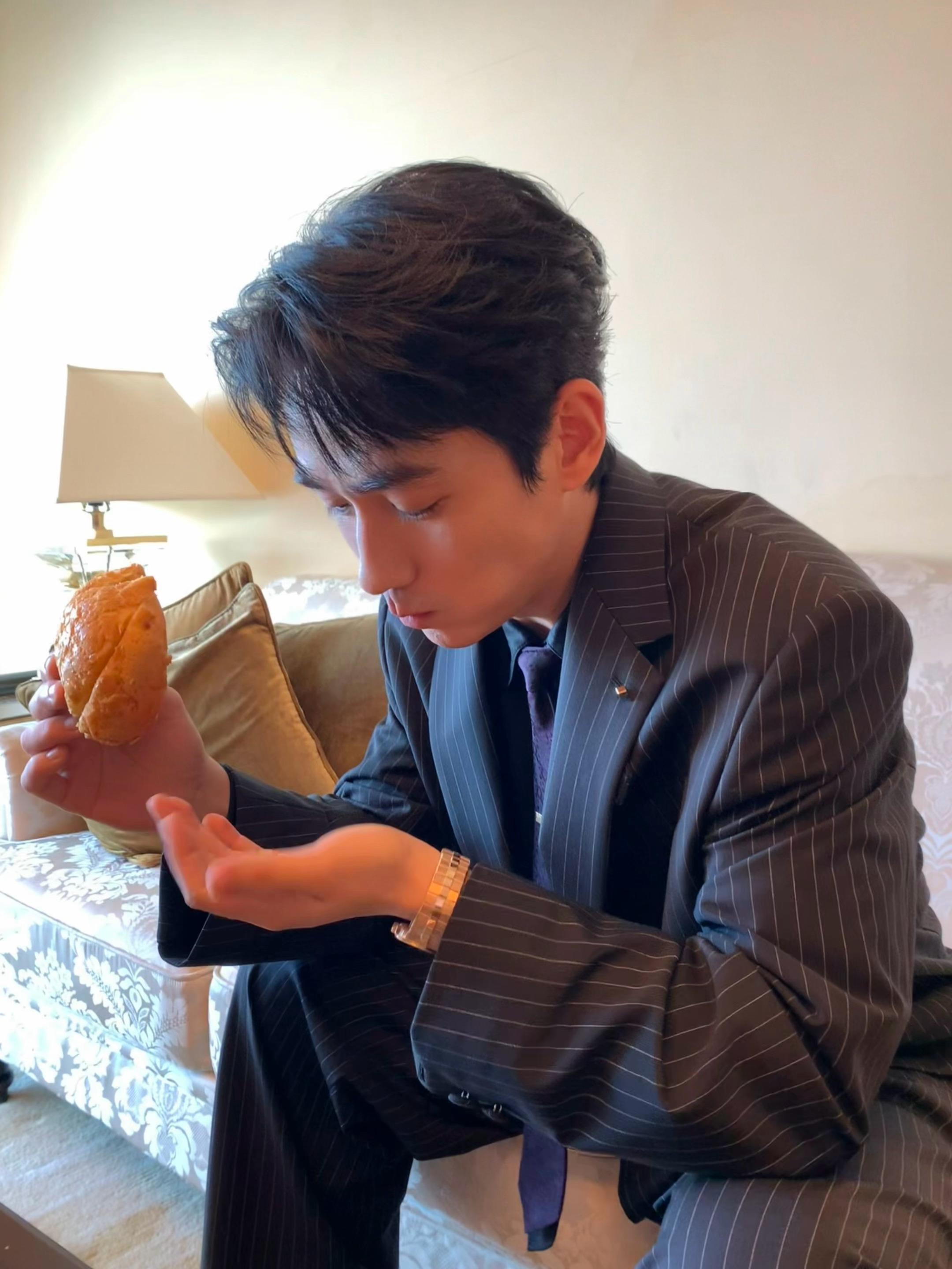 朱一龙面包掉的渣都不放过朱一龙的面包到底有多好吃 看到朱一龙面包掉的渣都不放过。